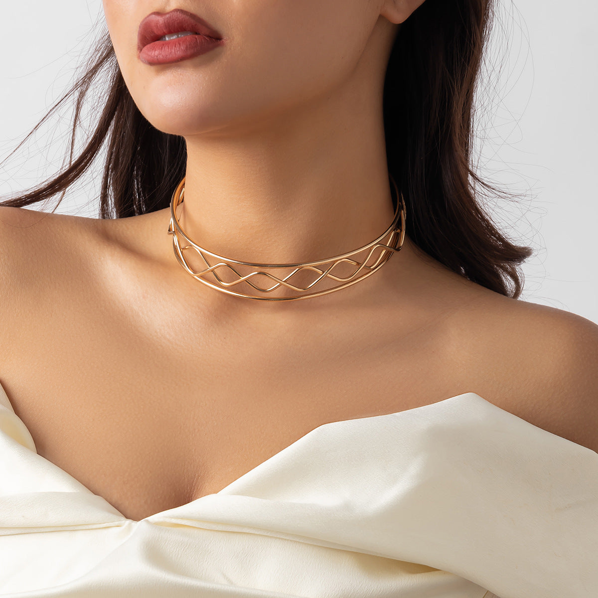 Collana girocollo minimalista in metallo tonalità fredda con contorno di croce geometrica e design aperto per donna