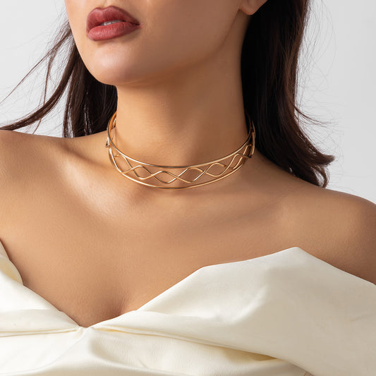 Collana girocollo minimalista in metallo tonalità fredda con contorno di croce geometrica e design aperto per donna