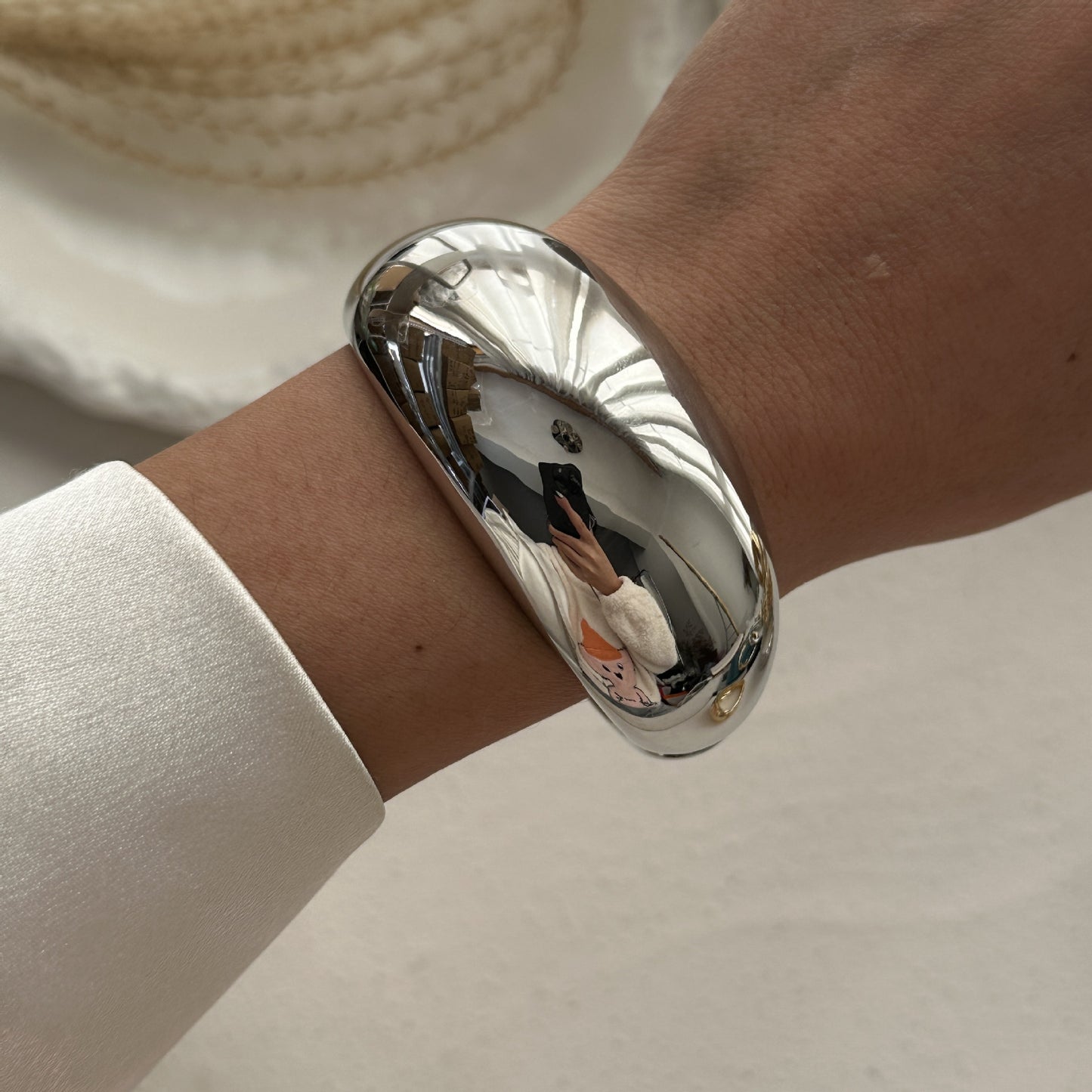 Bracciale rigido dorato in lega geometrico largo con design a molla a onda irregolare
