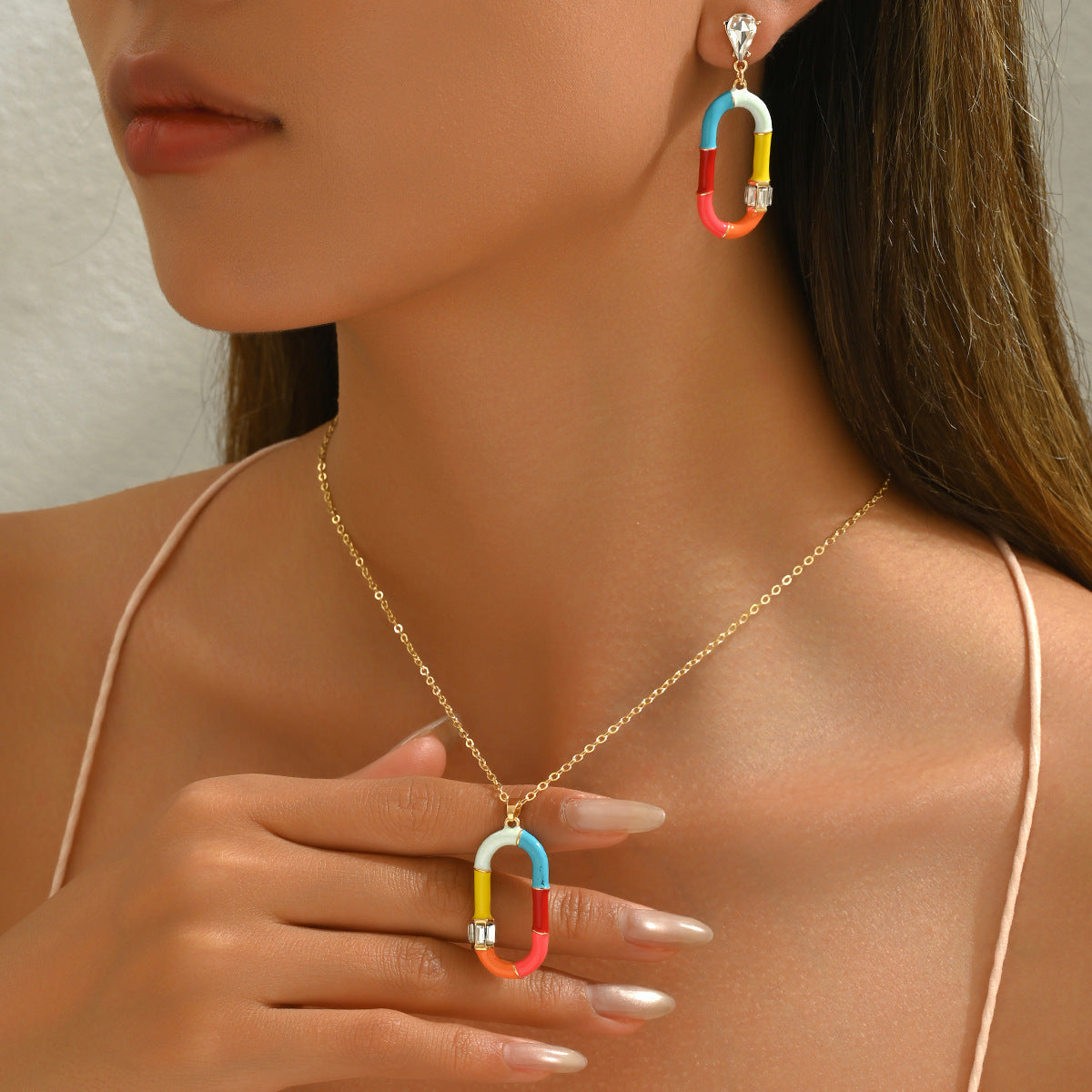 Set collana pendente in smalto colorato stile geometrico con intarsio di strass per donna