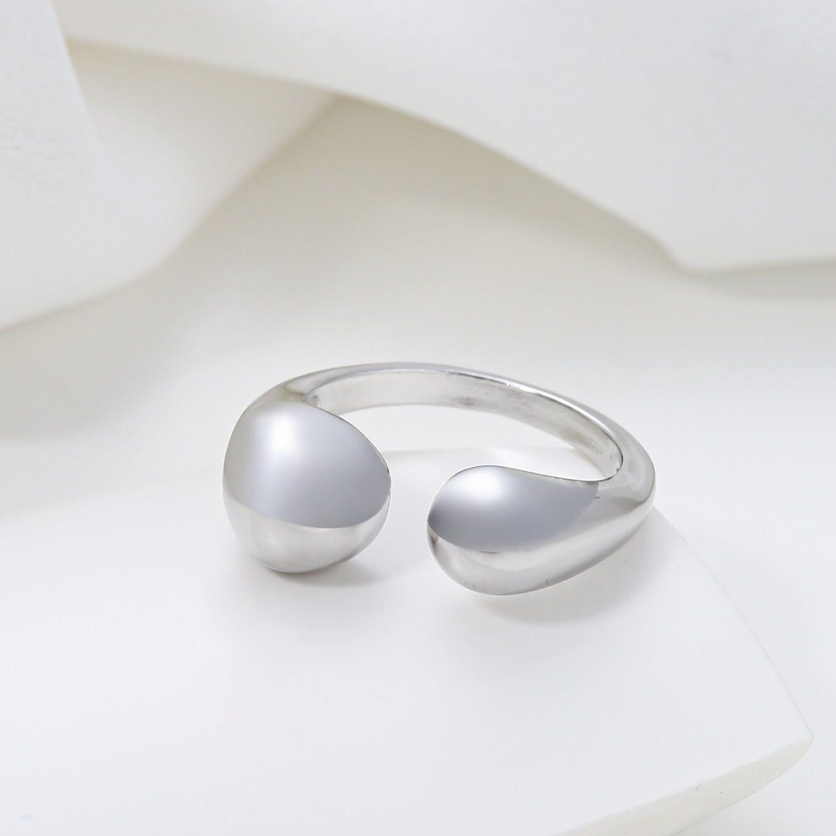 Anillo ajustable de aleación de zinc minimalista en forma de gota de agua con acabado pulido para mujer
