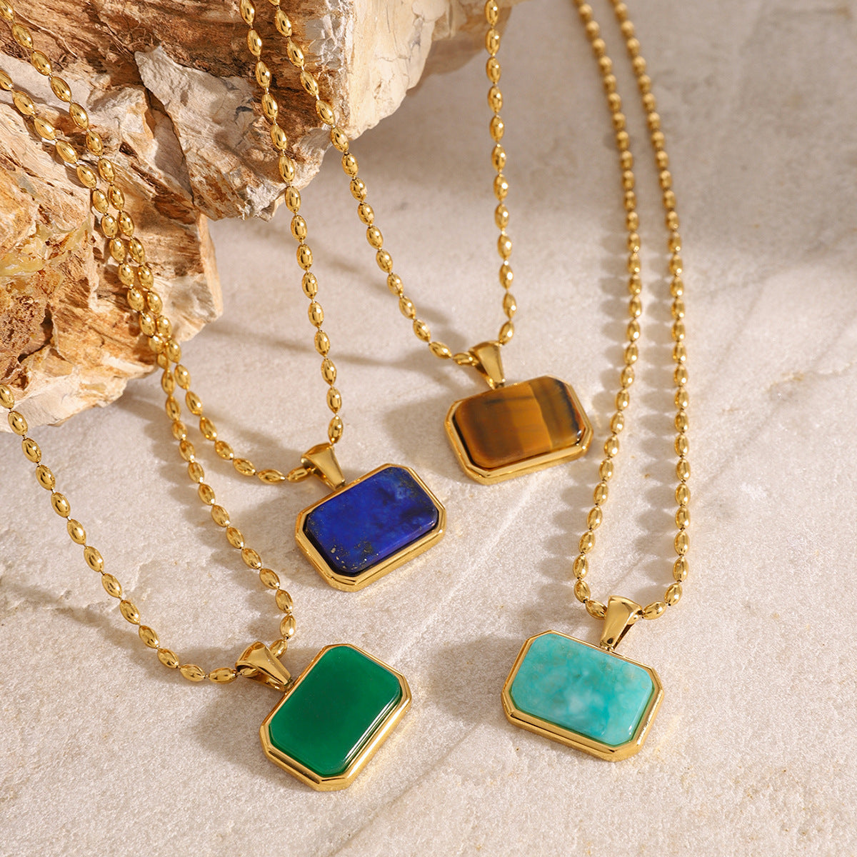 Collana con ciondolo minimalista in occhio di tigre geometrico in acciaio inossidabile con finitura placcata per donna