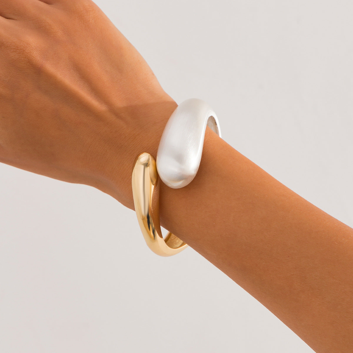 Bracciale rigido a molla vintage oversize da donna in lega con finitura placcata