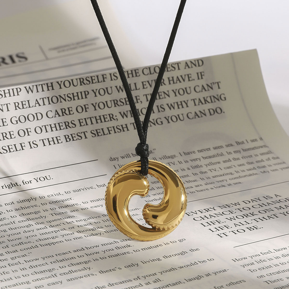 Collana da donna in acciaio al titanio placcato oro 18 carati con motivo geometrico di lusso