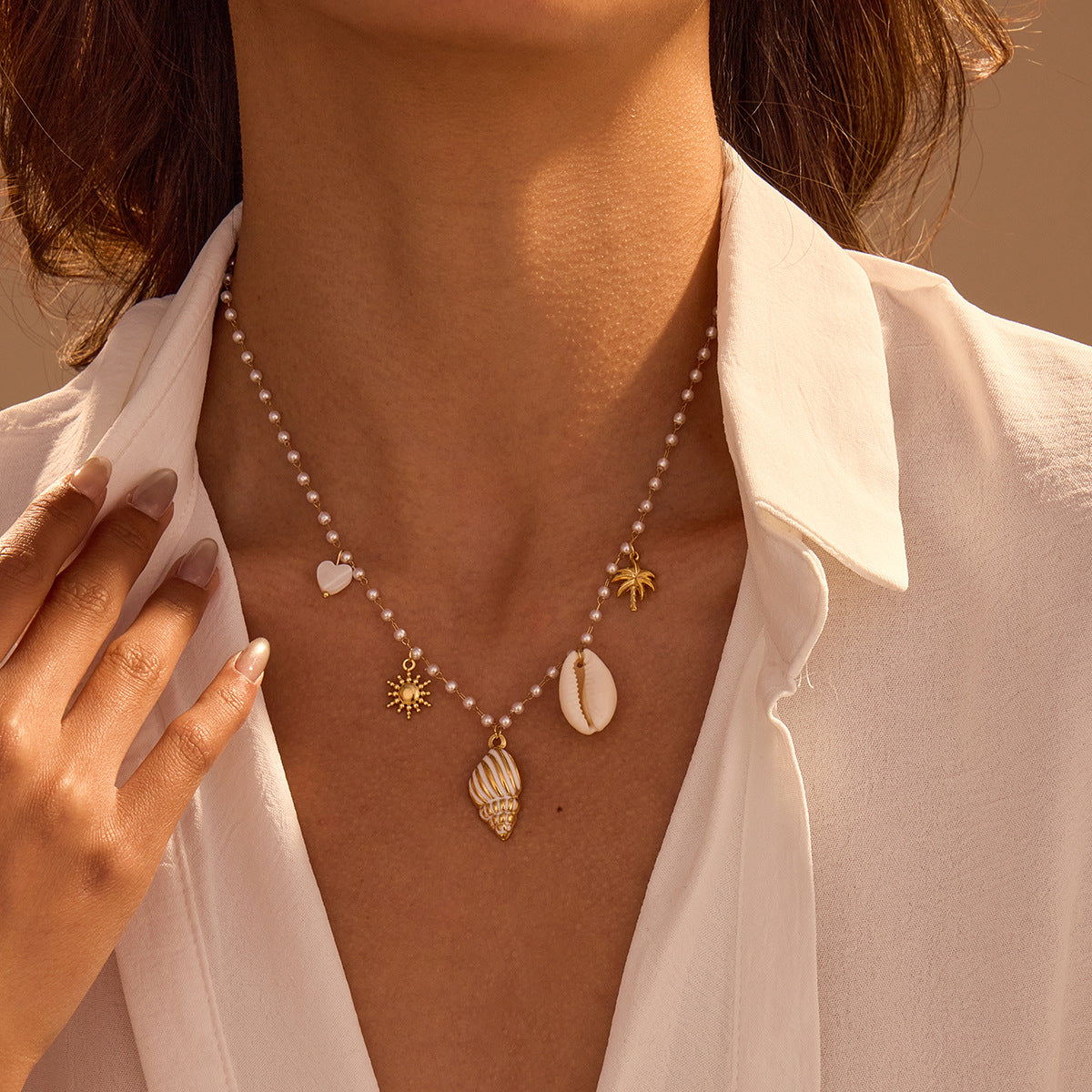 Elegante collar de acero inoxidable con colgante de concha de inspiración francesa, diseño oceánico y acabado chapado para mujer