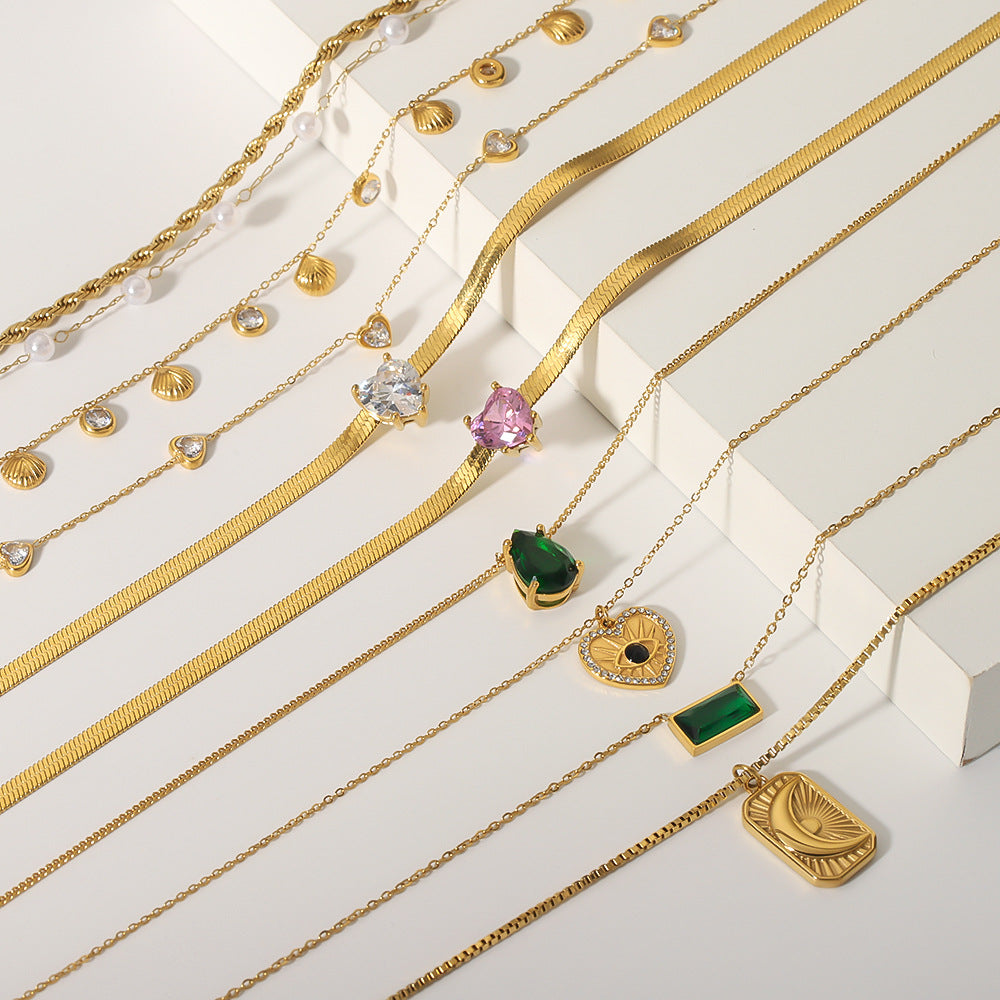 Collana con pendente minimalista Luna e Sole con accenti di perle e conchiglie, intarsio di zirconi su acciaio inossidabile, catena a serpente da donna