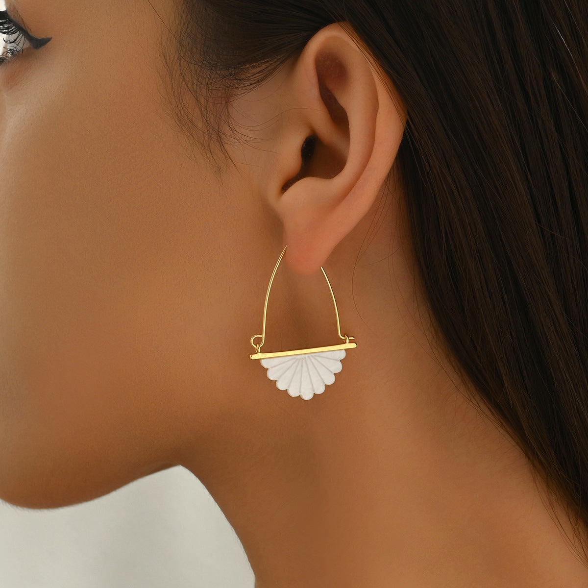 Orecchini da donna di lusso minimalisti a forma di ventaglio con intarsio in madreperla e perno in acciaio inossidabile