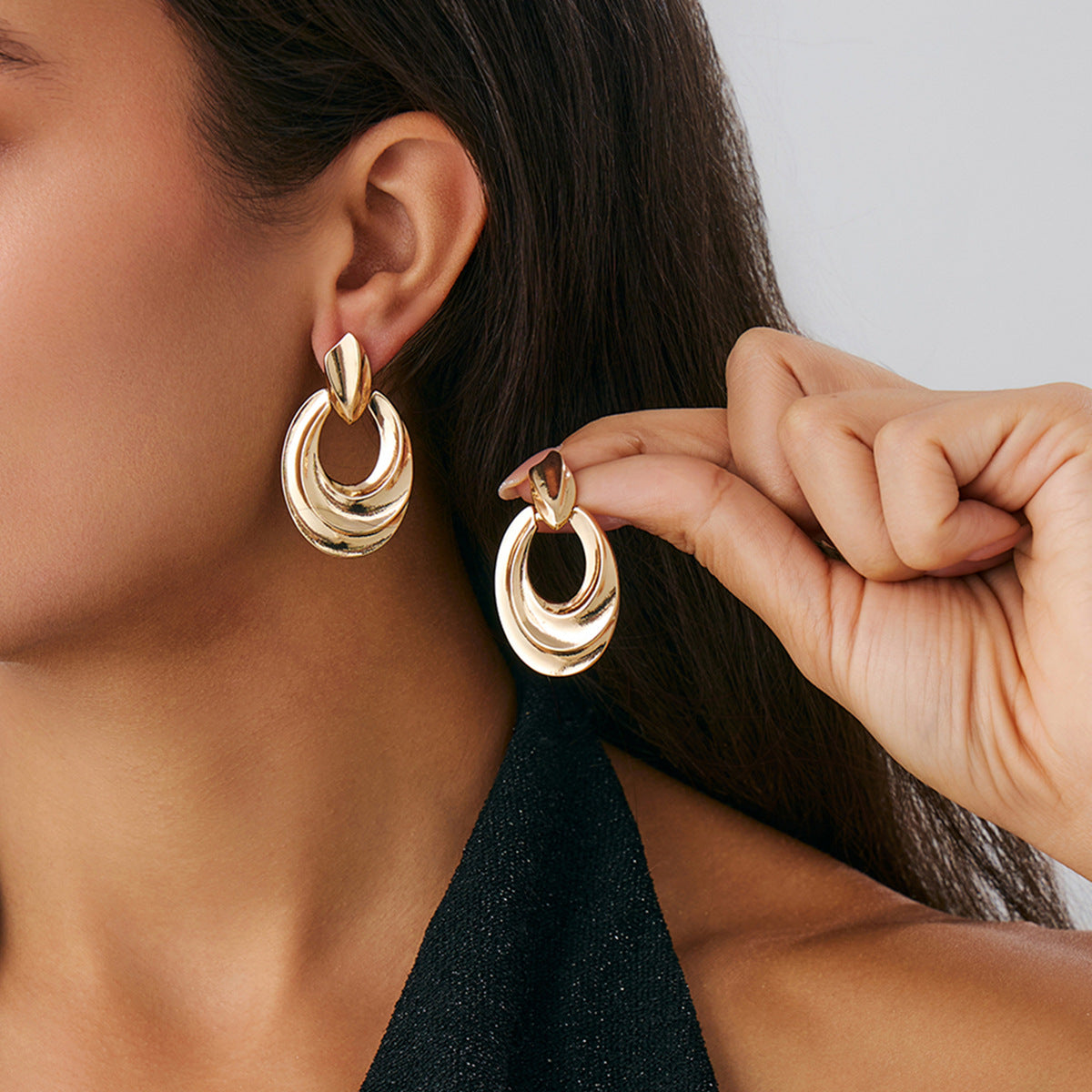 Pendientes minimalistas de aleación con forma geométrica de C irregular, chapados en oro, para mujer