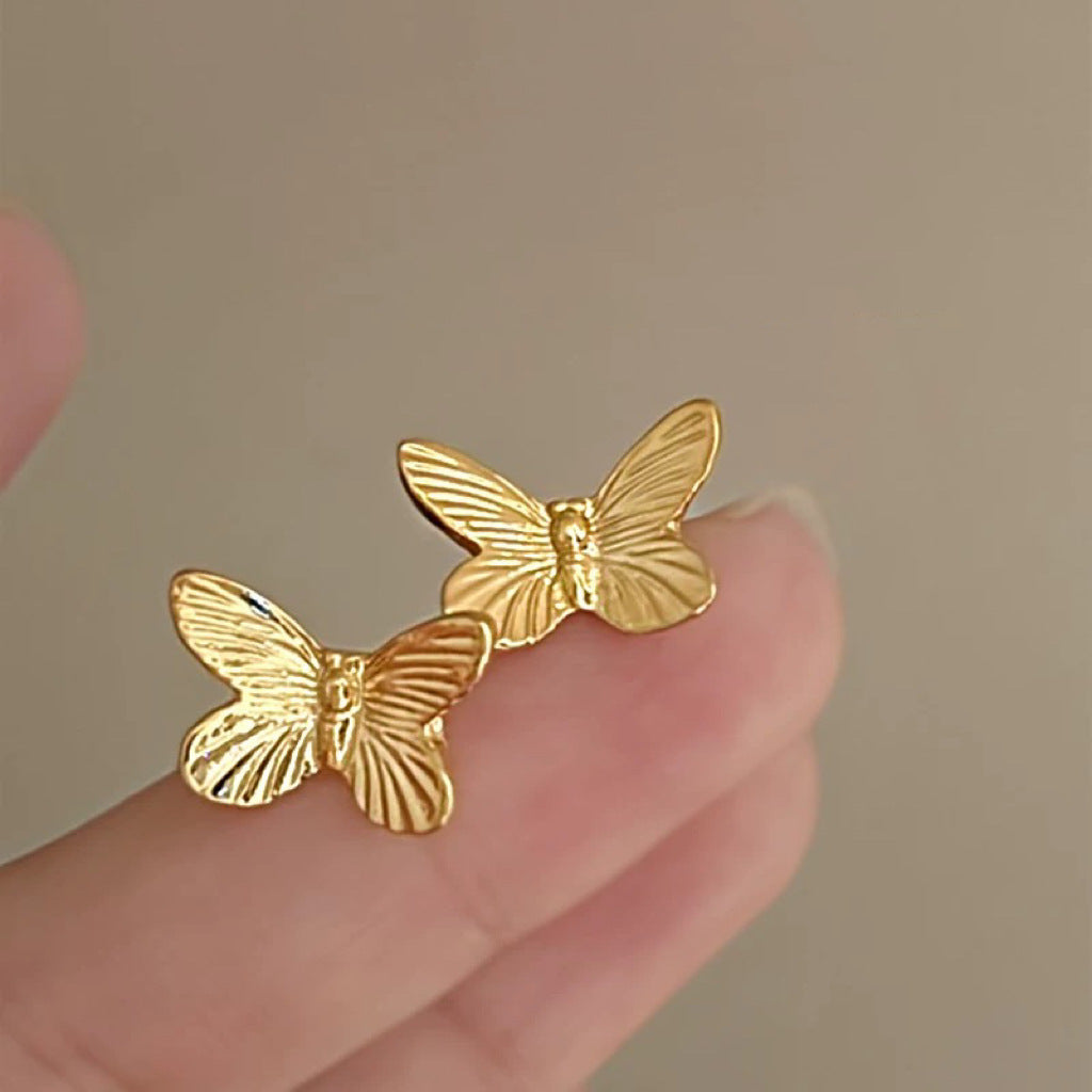 Orecchini a farfalla geometrici chic con perle d'acqua dolce e intarsio di zirconi su perni in argento sterling 925