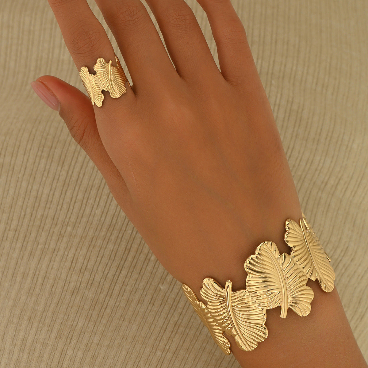 Set bracciale e anello da donna in lega a foglia stile OL alla moda con finitura placcata