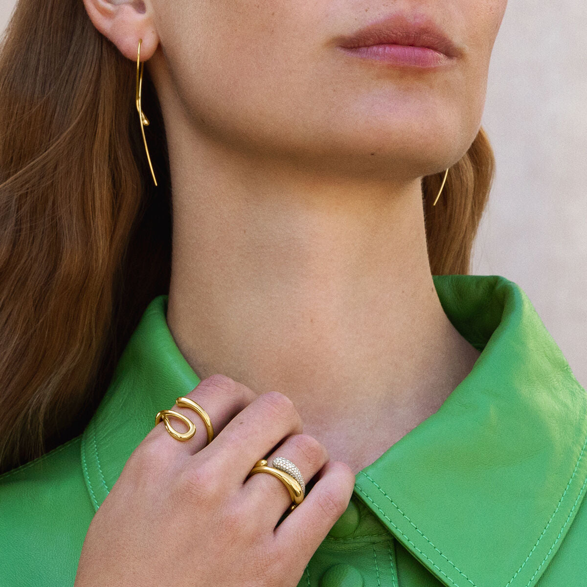 Anillo de acero inoxidable geométrico minimalista para mujer con acabado galvanizado