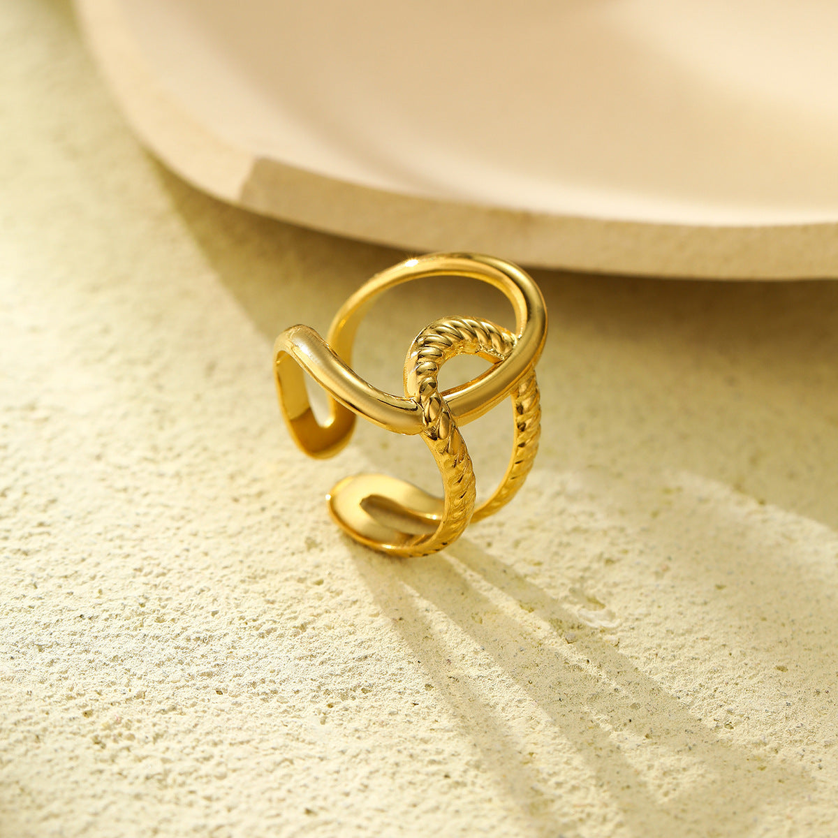 Anillo minimalista geométrico de acero inoxidable con baño de oro de 18 quilates y diseño de banda trenzada irregular para mujer
