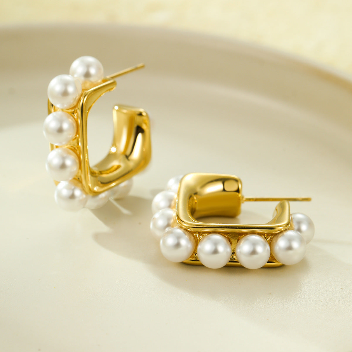 Orecchini da donna in stile vintage con perle, placcati in oro, in acciaio inossidabile, a forma di C geometrica, con elegante design a cerchio
