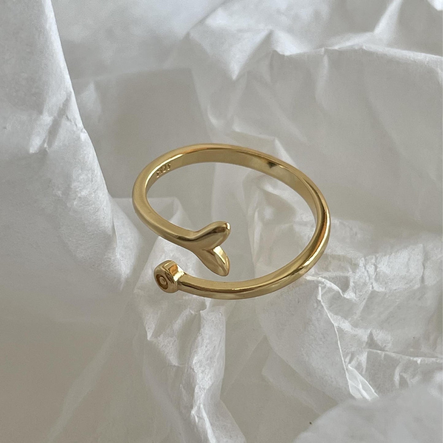 Anillo Minimalista de Plata de Ley 925 con Forma de Cola de Pez y Lágrima para Mujer