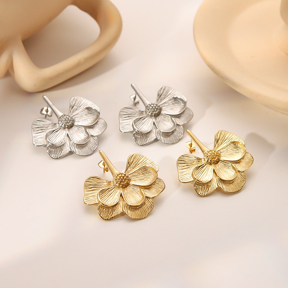 Orecchini da donna eleganti con placcatura in oro 18 carati in acciaio inossidabile, stile floreale con motivo a fiore e fascino vintage minimalista