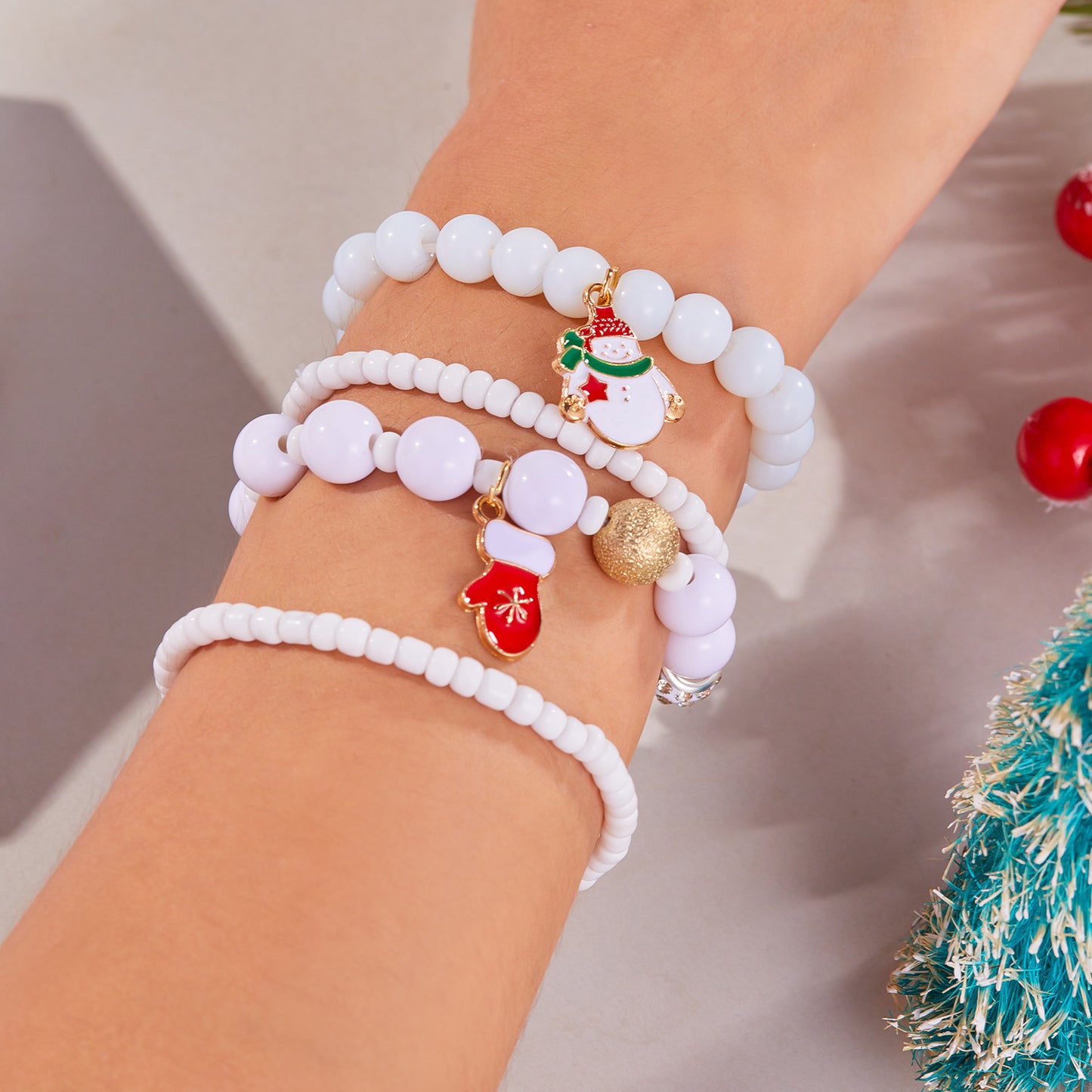 Bracciale da donna natalizio con pupazzo di neve e Babbo Natale in stile cartone animato, in lega di zinco con lavorazione artigianale