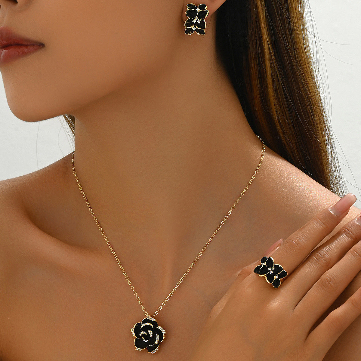 Set di collana con ciondolo a rosa floreale in stile OL alla moda con orecchini e bracciale abbinati in rame con finitura a olio