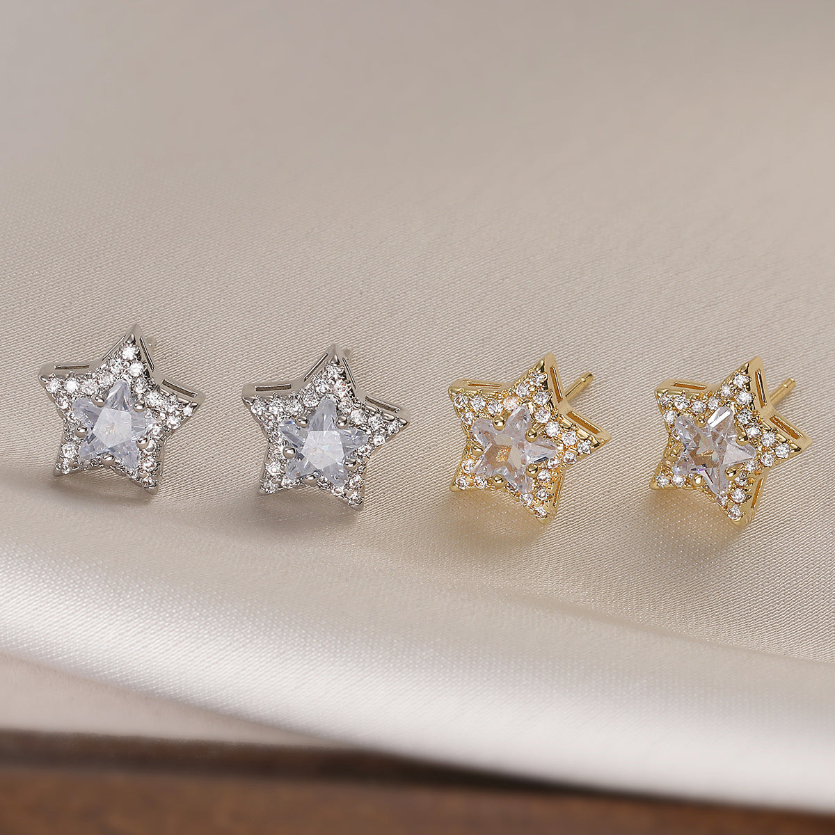 Orecchini a Stella Geometrici Minimalisti in Rame Placcato Oro 18K con Zirconi Micro-Pavé da Donna