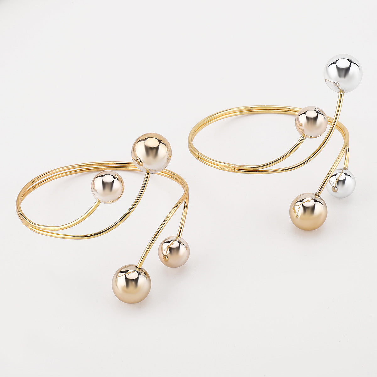 Bracciale a cerchio aperto in ferro galvanizzato, a forma di nota musicale geometrica, stile vintage, con elementi di design circolari e lineari
