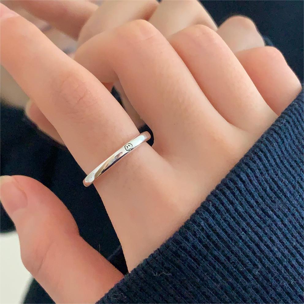 Anillo minimalista de plata de ley 925 con forma de corazón, acabado pulido liso y acento cuadrado biselado