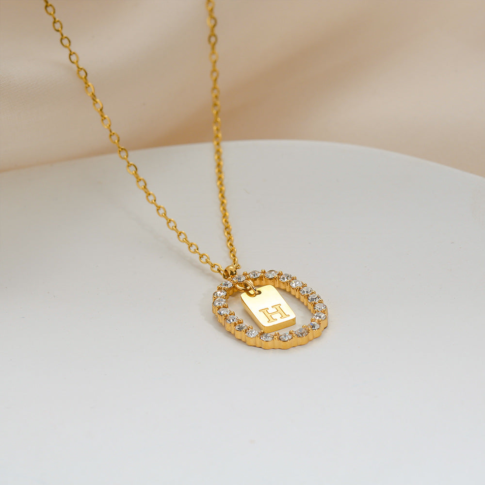Collana da donna a maglione versatile in acciaio inossidabile ovale minimalista con lettera, placcata oro, con catena a maglie, con strass micro-pavé