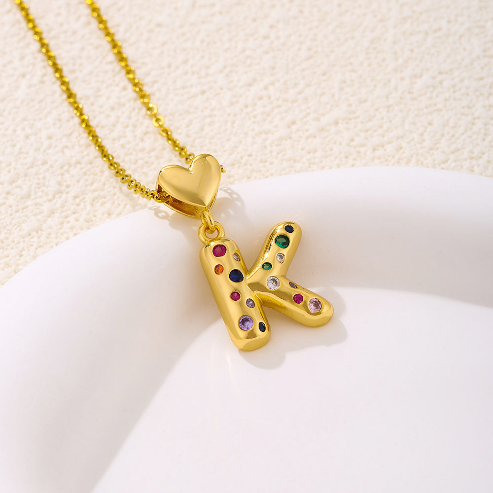 Elegante collana con ciondolo a lettera e cuore da donna in acciaio inossidabile con catena a maglie e dettagli a micro-pavé