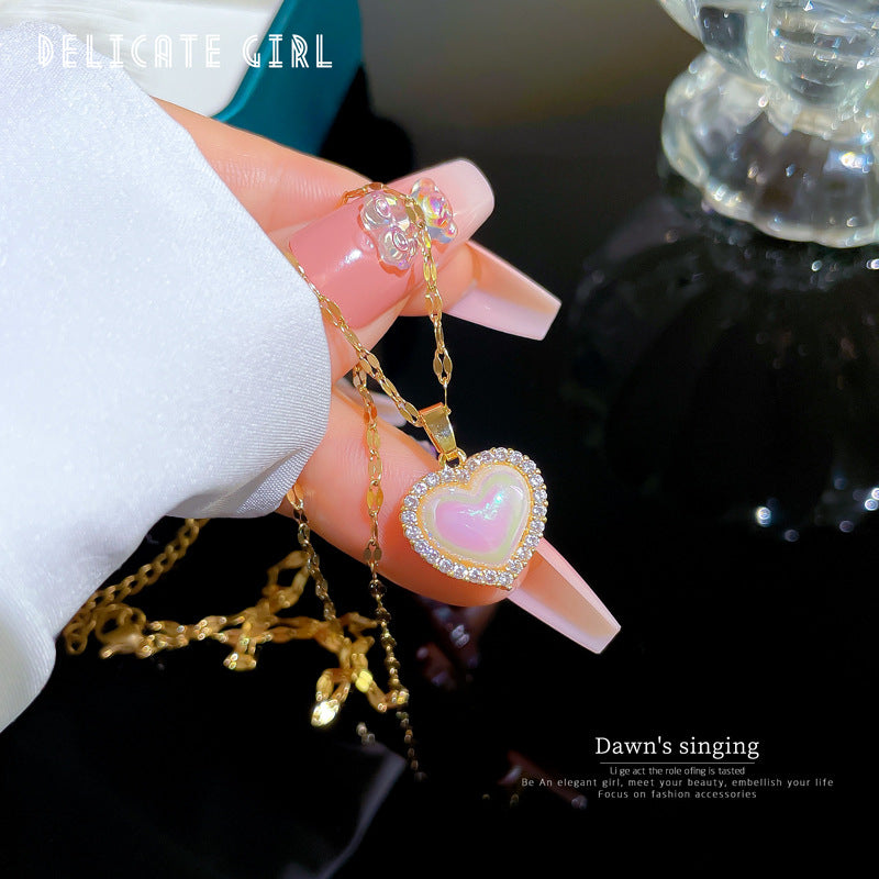 Collana Pendente Cuore Sirena Minimalista in Acciaio al Titanio con Accenti di Zirconi Micro-Incastonati