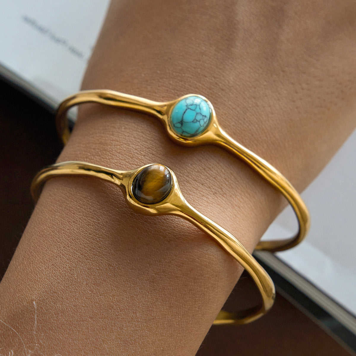 Bracciale a Polsino in Acciaio Inossidabile con Occhio di Tigre e Design Geometrico, Placcato Oro 18K, Anello Aperto, Gioielli Leggeri