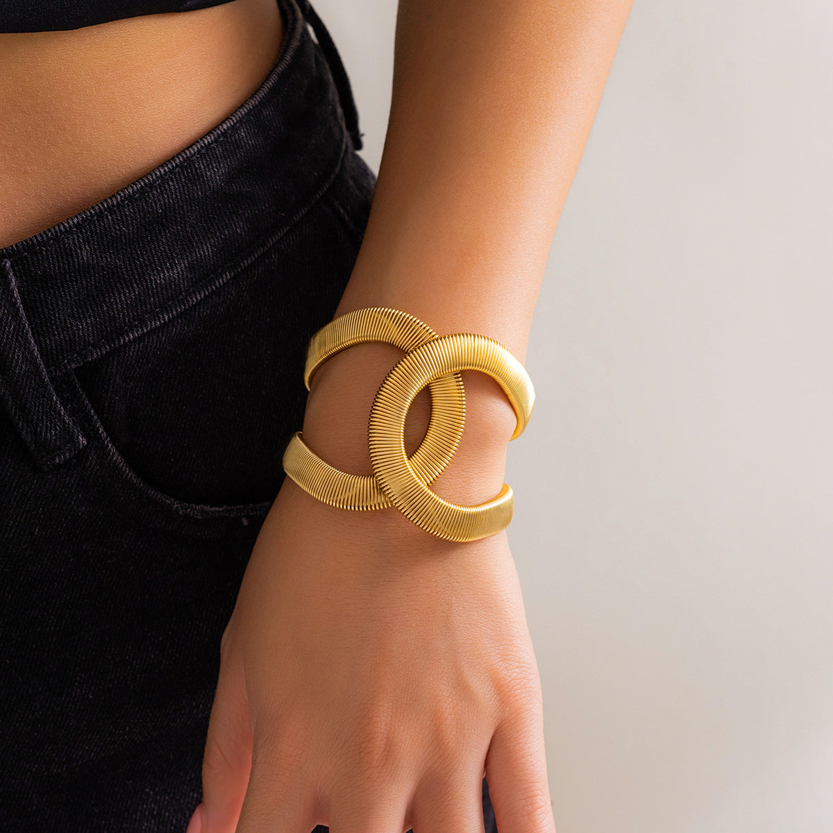 Pulsera de metal geométrica minimalista estilo francés con diseño ahuecado, acabado pulido y diseño abierto