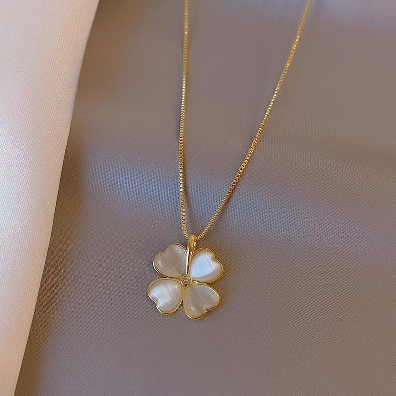 Collar con colgante de trébol de estilo natural para mujer con cadena de acero de titanio e incrustaciones de pedrería en diseño floral minimalista
