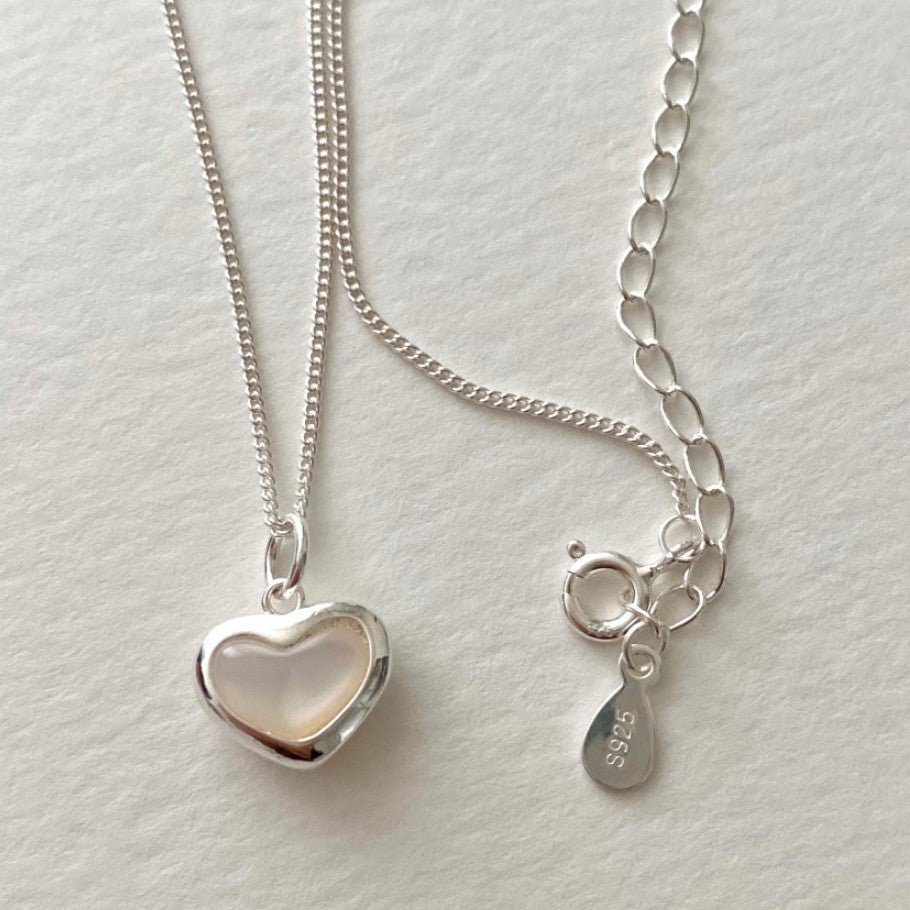 Collana con pendente a forma di conchiglia a cuore, rotondo, minimalista, naturale in argento sterling 925 con catena intrecciata