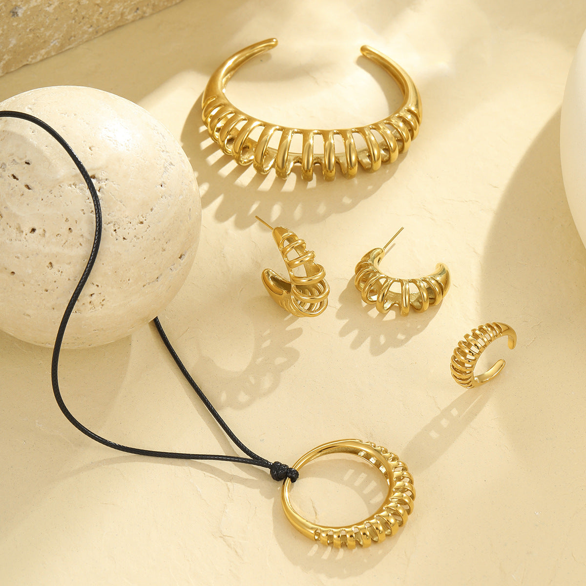 Conjunto de collar con colgante hueco de acero inoxidable chapado en oro de 18 quilates OL de moda para mujer
