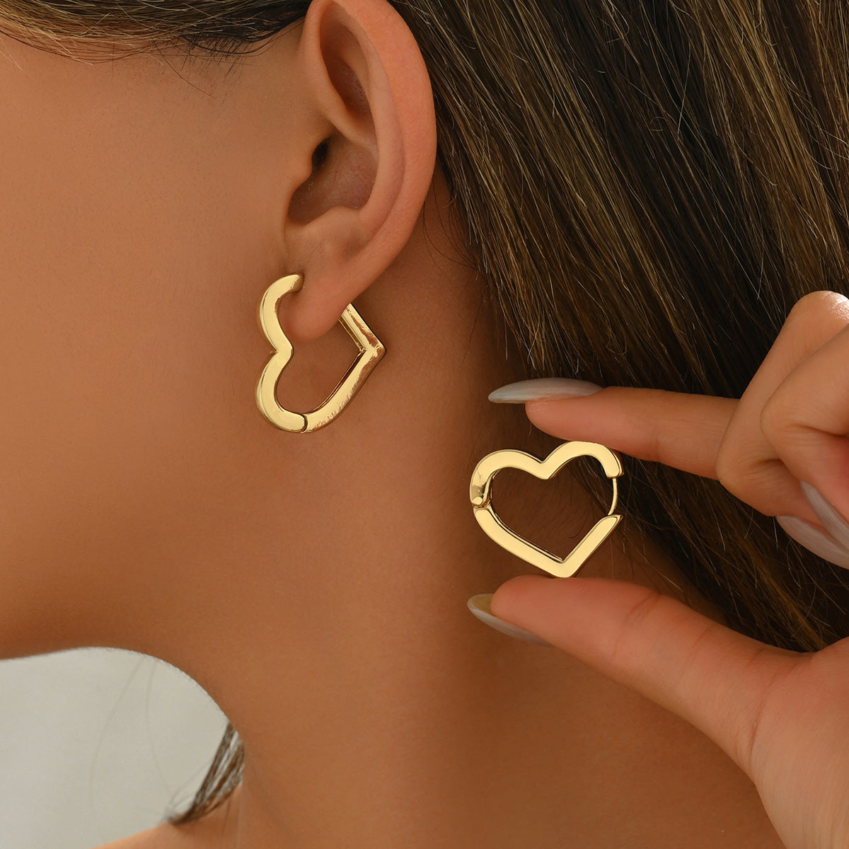 Pendientes de tuerca de aleación de zinc con forma de corazón geométrico minimalista para mujer con acabado chapado