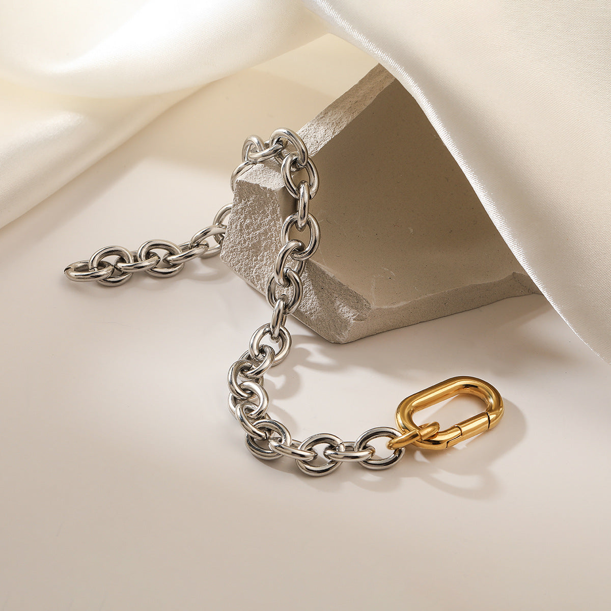 Bracciale minimalista in acciaio inossidabile placcato oro 18 carati da donna, design a contrasto di colore, accessorio di moda stile geometrico