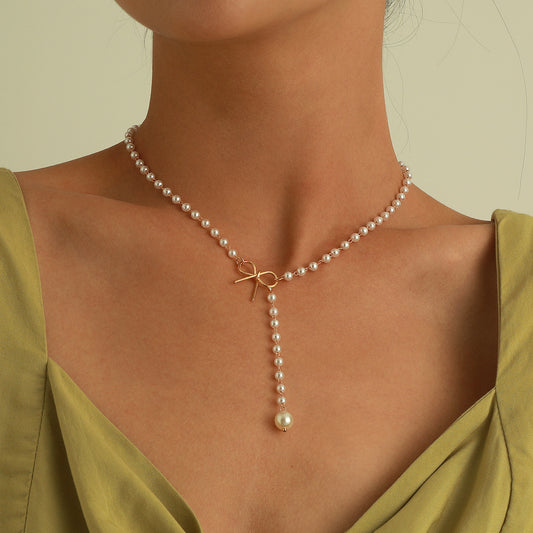 Collar minimalista con colgante de aleación en forma de lazo con dije de nácar perlado y acabado chapado para mujer