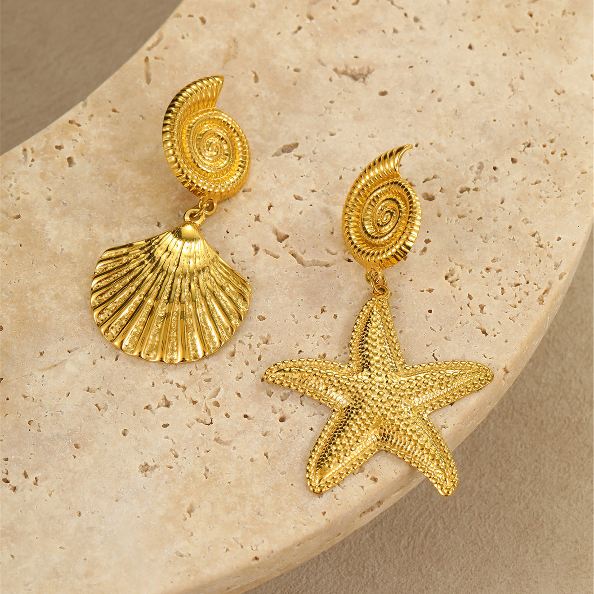 Orecchini da donna alla moda in acciaio inossidabile a forma di stella con motivi di conchiglie e stelle marine, stile vacanza oceanica galvanizzato, gioielli per l'orecchio leggeri di lusso