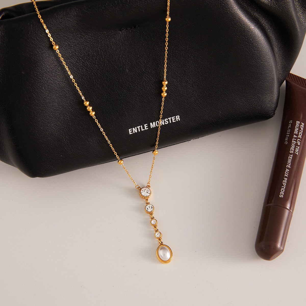 Collar con colgante de triángulo geométrico minimalista de acero de titanio chapado en oro de 18 quilates para mujer