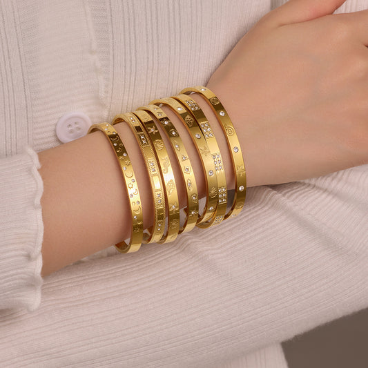 Brazalete abierto de acero de titanio con diseño geométrico, inspirado en el océano, con incrustaciones de pedrería y acabado chapado