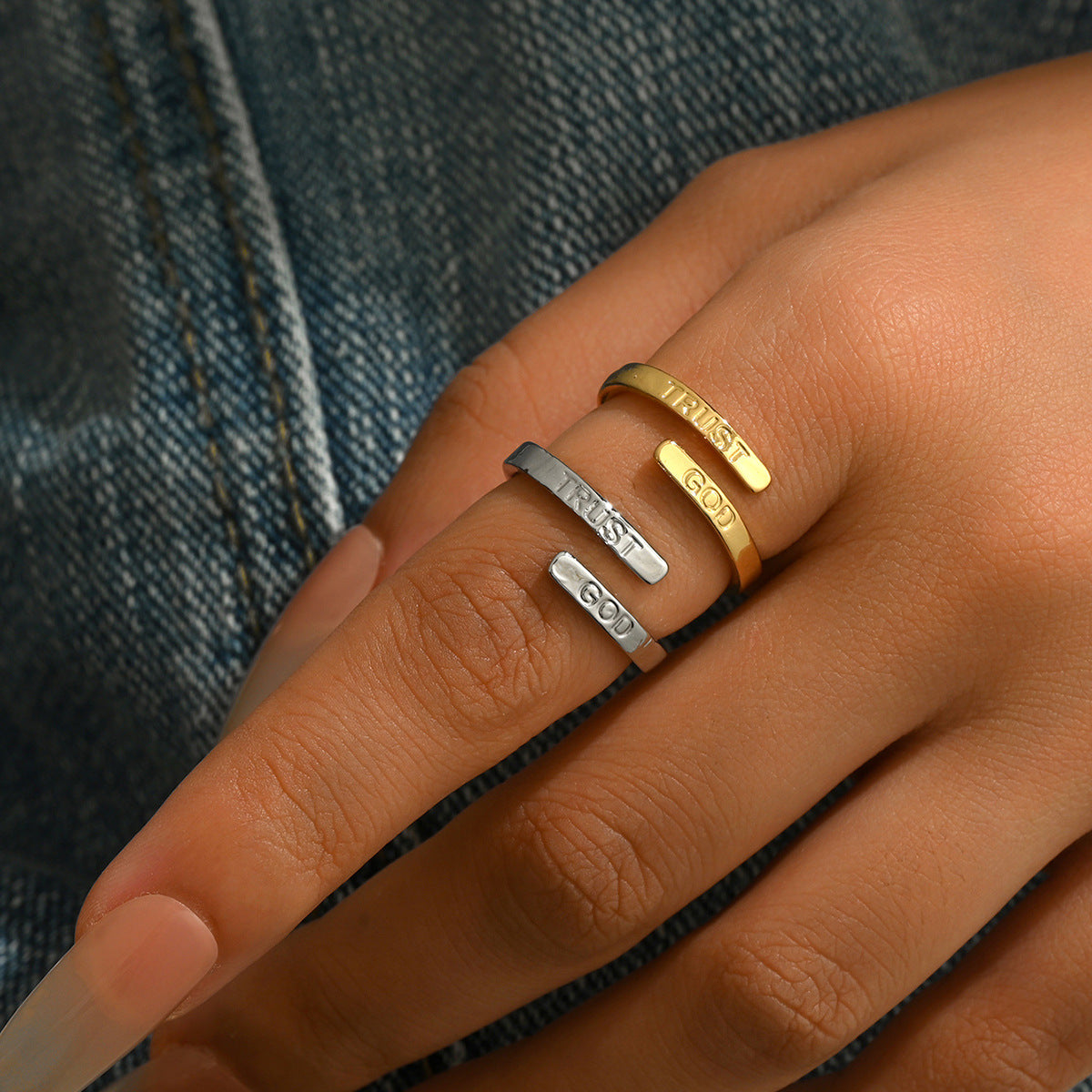 Anello regolabile geometrico minimalista con iniziale in lega di zinco e finitura placcata per donne e uomini