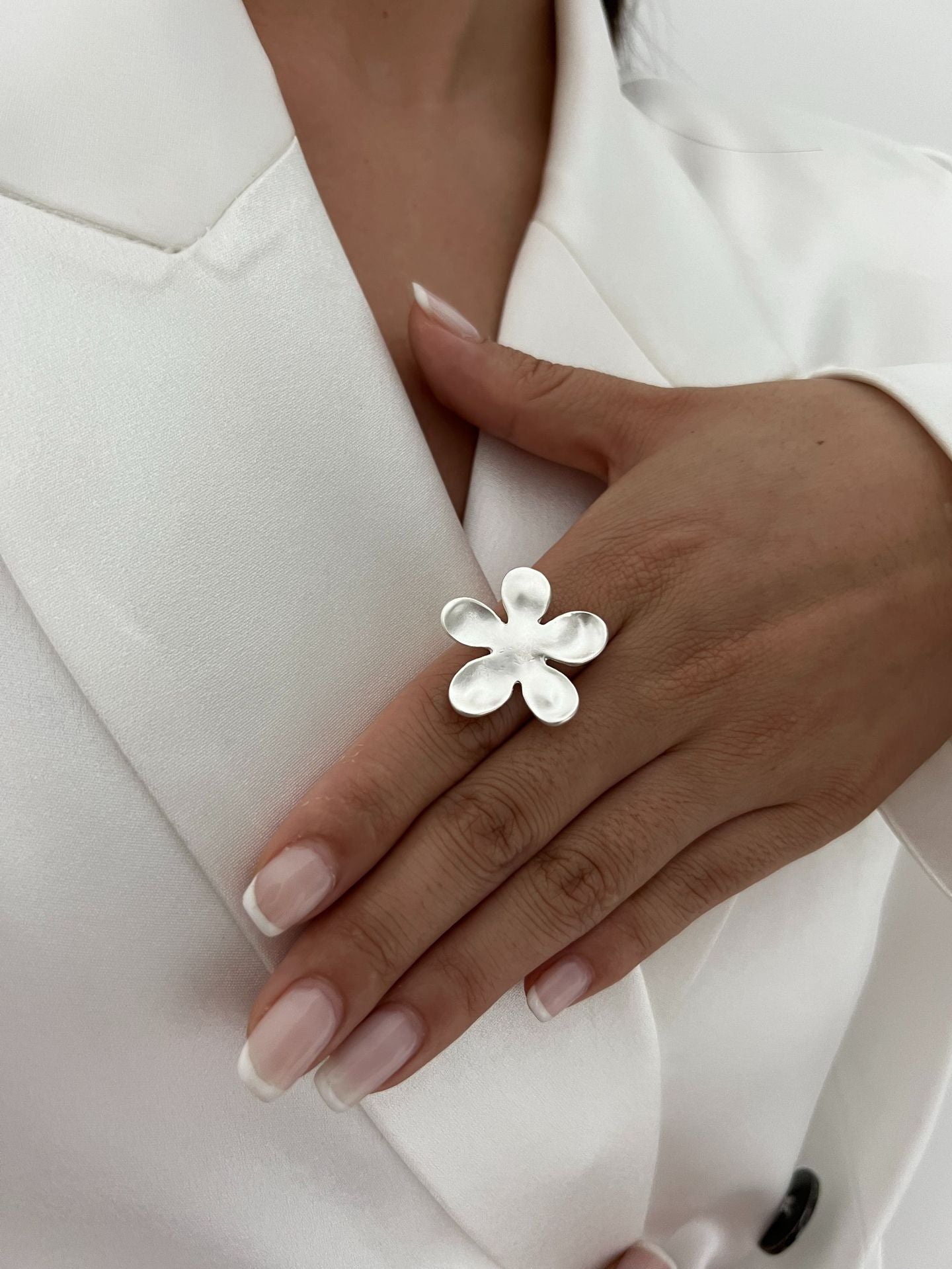 Anello regolabile in lega con design geometrico floreale, spazzolato, color argento, stile minimalista