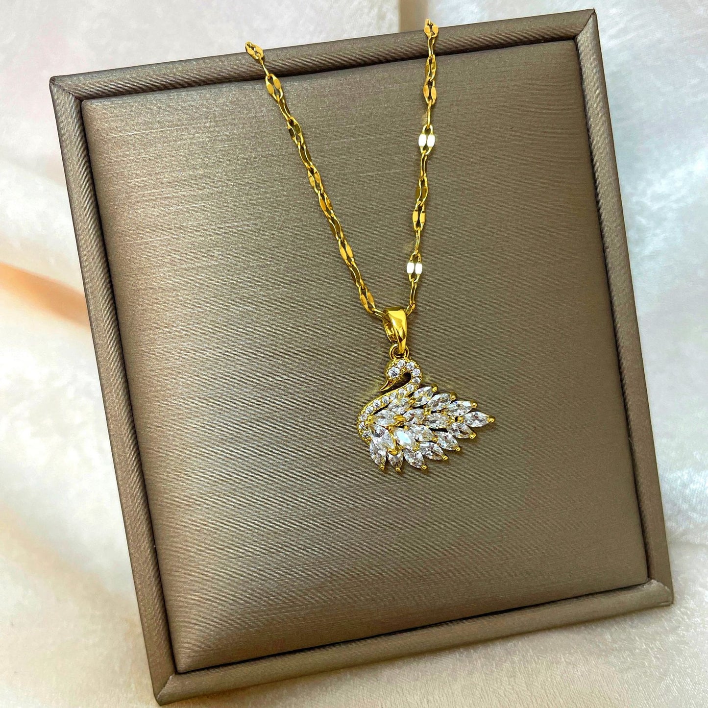 Collana con ciondolo a goccia in rame placcato oro 18 carati con micro-pavé e catena a onda in acciaio al titanio, design originale