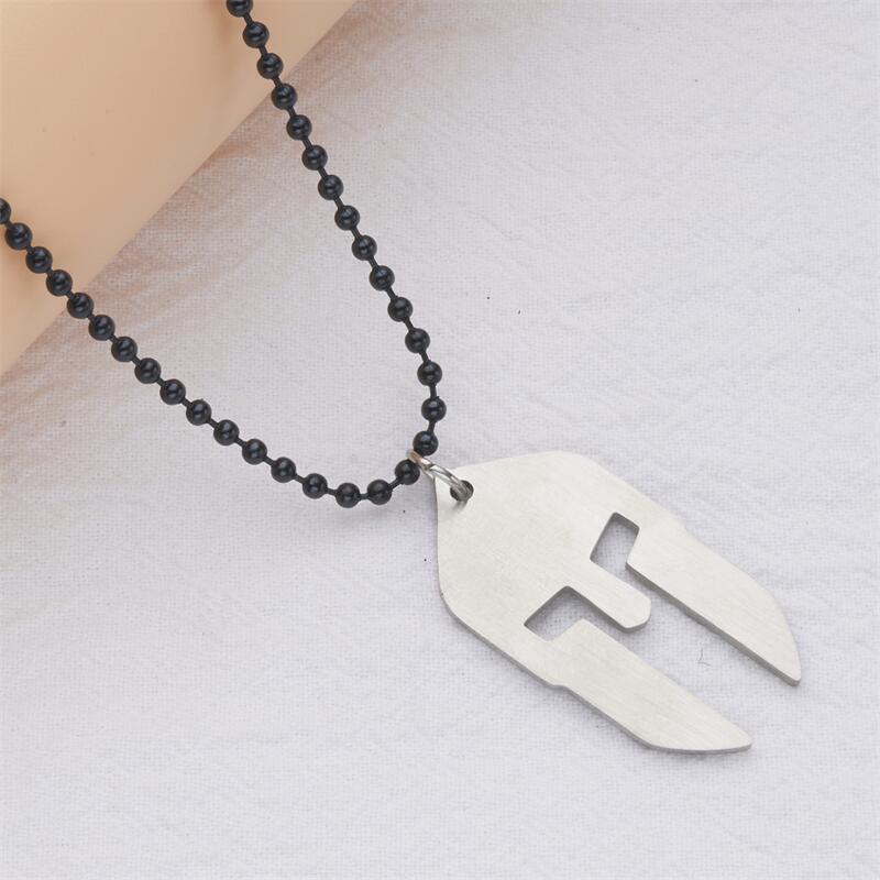 Dulce y atrevido collar con colgante hueco de máscara espartana geométrica en acero inoxidable con acabado chapado