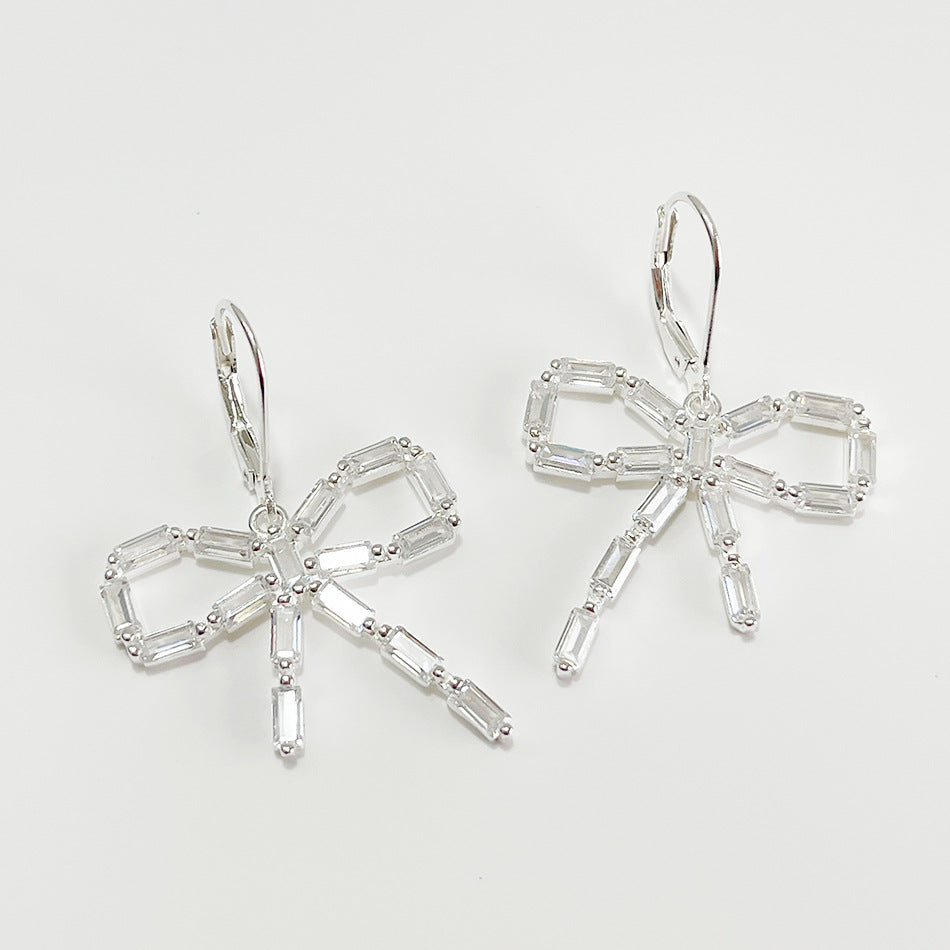Orecchini a perno da donna a forma di fiocco minimalista in argento sterling 925 con intarsio di perle
