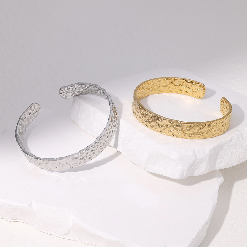 Bracciale a fascia regolabile in acciaio al titanio con trama irregolare e finitura placcata da donna