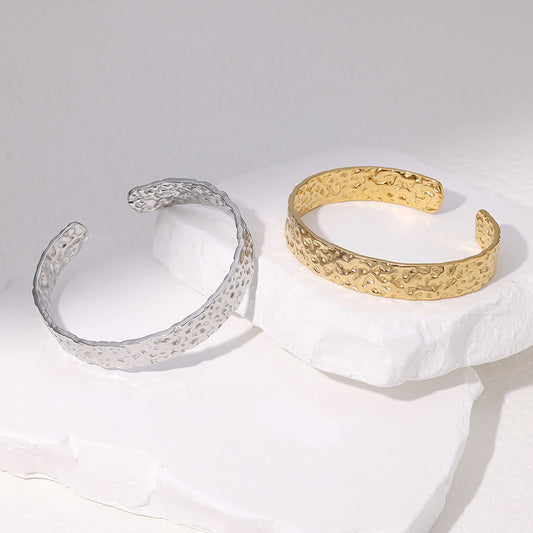 Bracciale a fascia regolabile in acciaio al titanio con trama irregolare e finitura placcata da donna