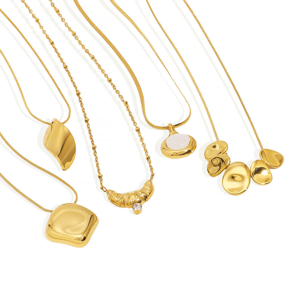 Collana Minimalista con Ciondolo Geometrico in Acciaio al Titanio con Placcatura in Oro 18K su Catena O per Donna