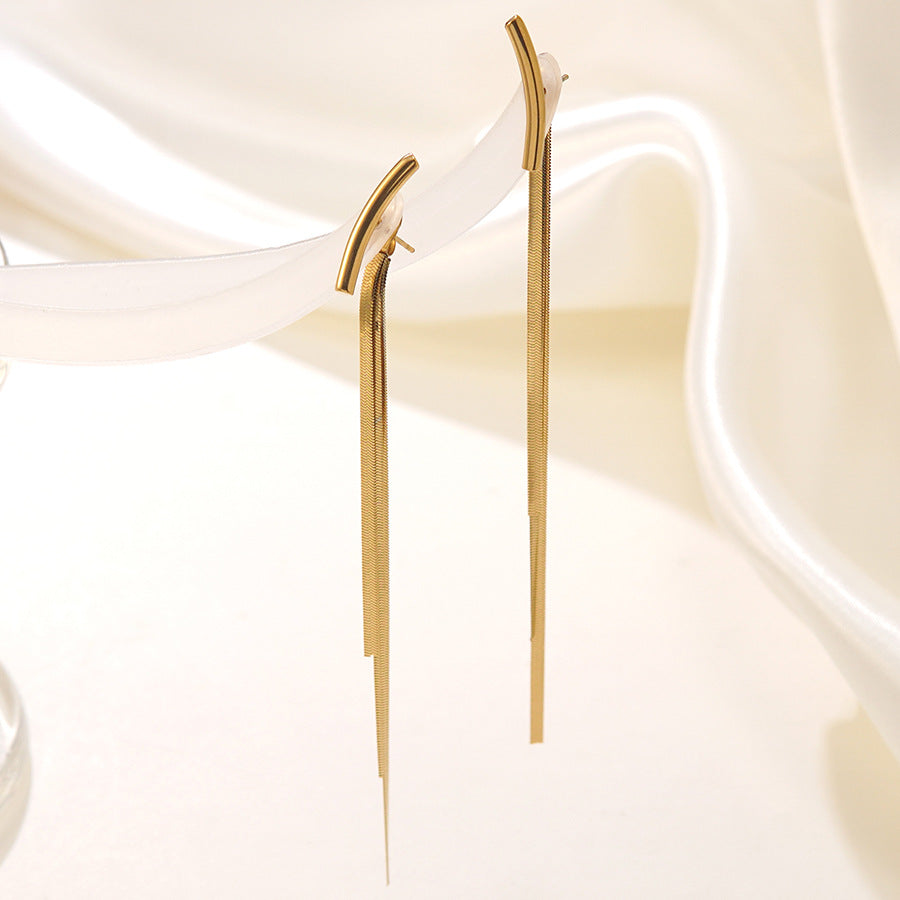 Orecchini da donna di lusso eleganti con catena a serpente placcata oro in acciaio inossidabile e nappe geometriche