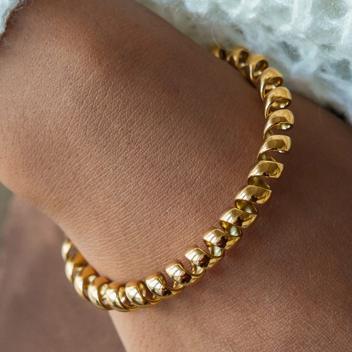 Pulsera rígida abierta geométrica de acero de titanio con diseño de cable de teléfono, accesorio de moda de acero inoxidable electrochapado para mujer