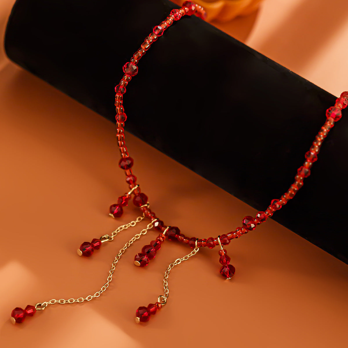 Gargantilla Temática de Halloween con Colgante de Cristal de Gota de Sangre, Diseño Geométrico, Detalles de Borlas y Cadena, Hecho a Mano para Mujer