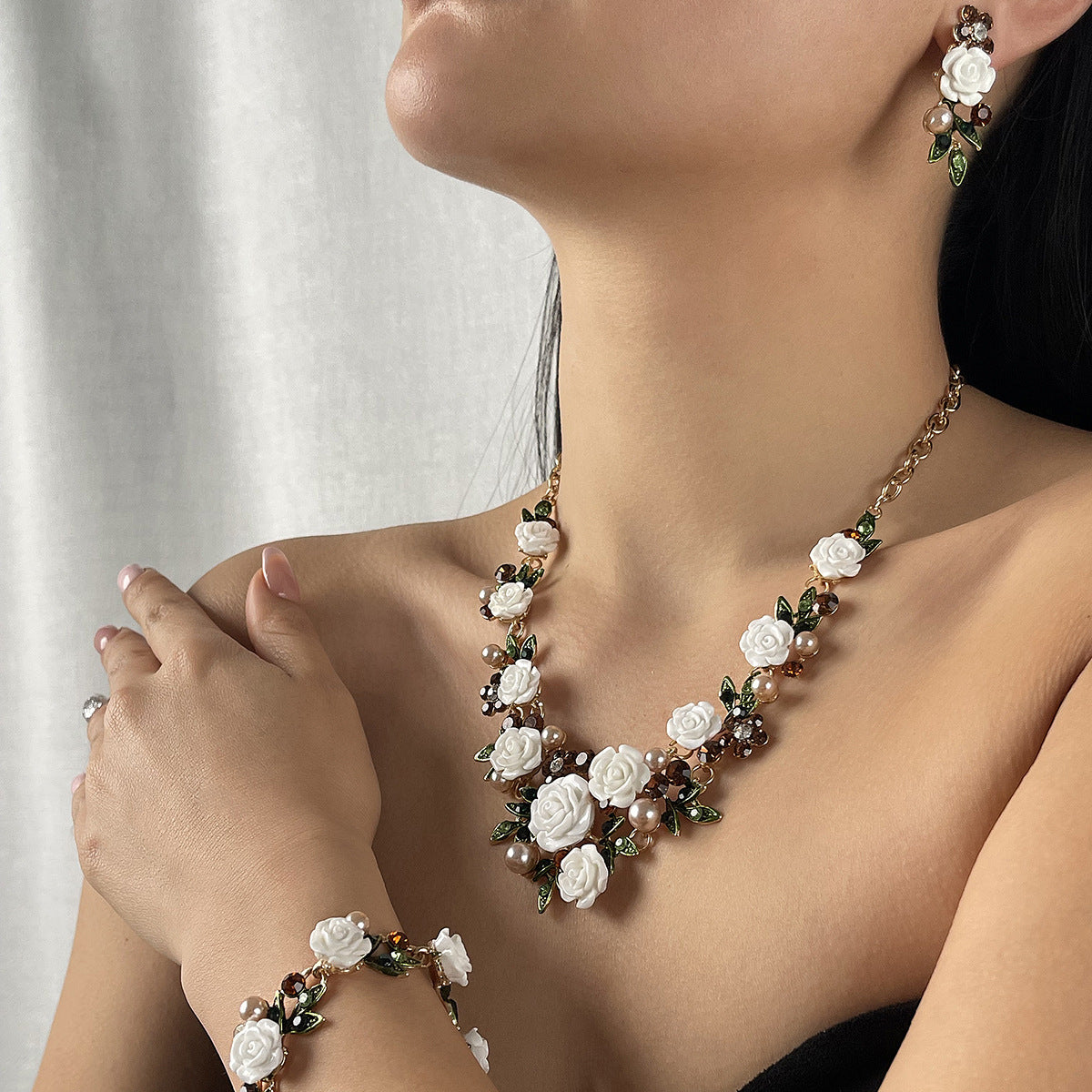 Set di collana, orecchini e bracciale floreale in lega e resina con intarsi di strass per donna